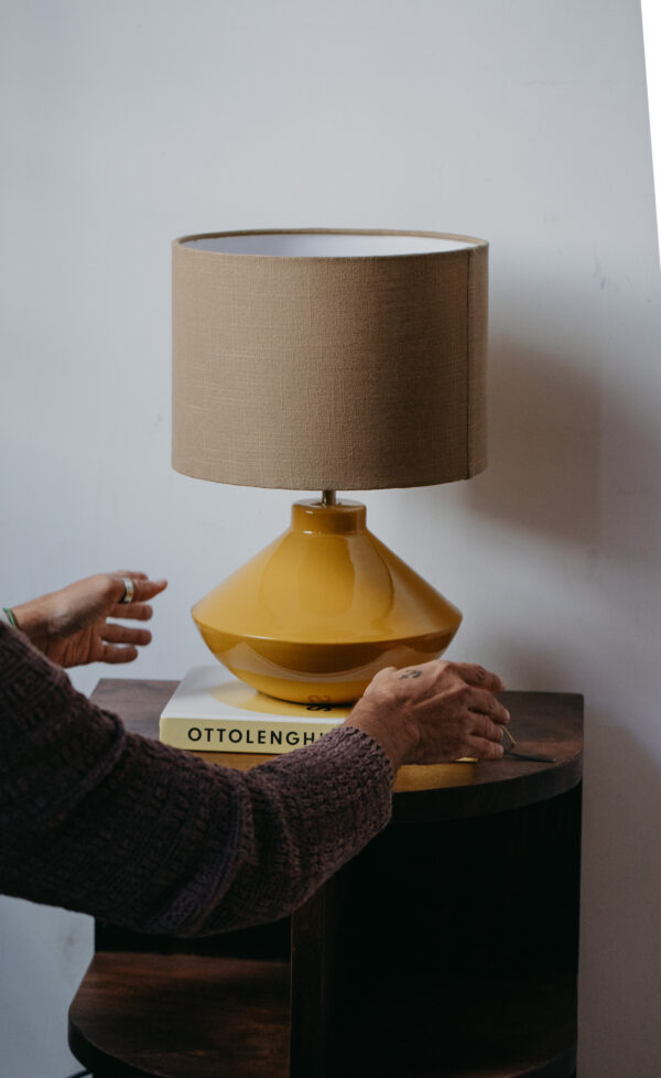 מנורת שולחן צהובה