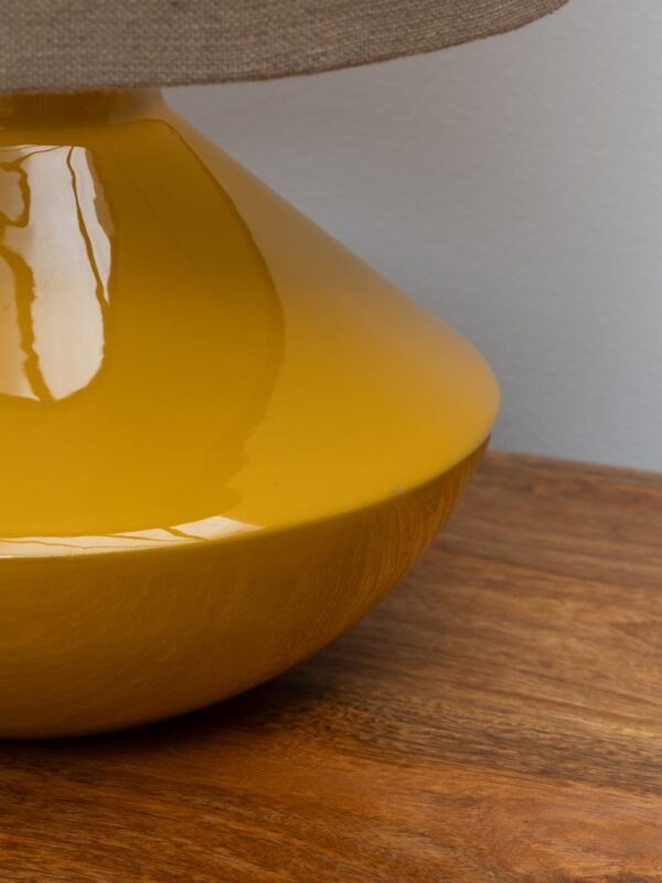 מנורת שולחן צהובה