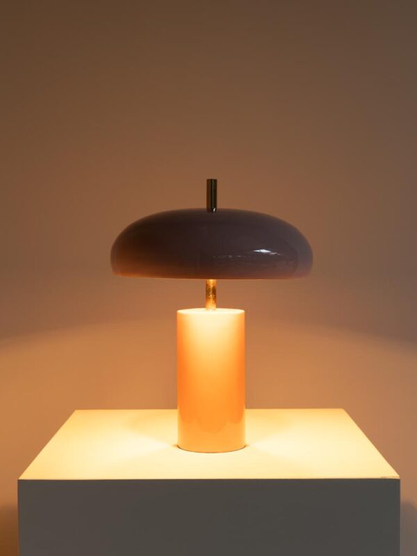 מנורת שולחן מעוצבת ממתכת