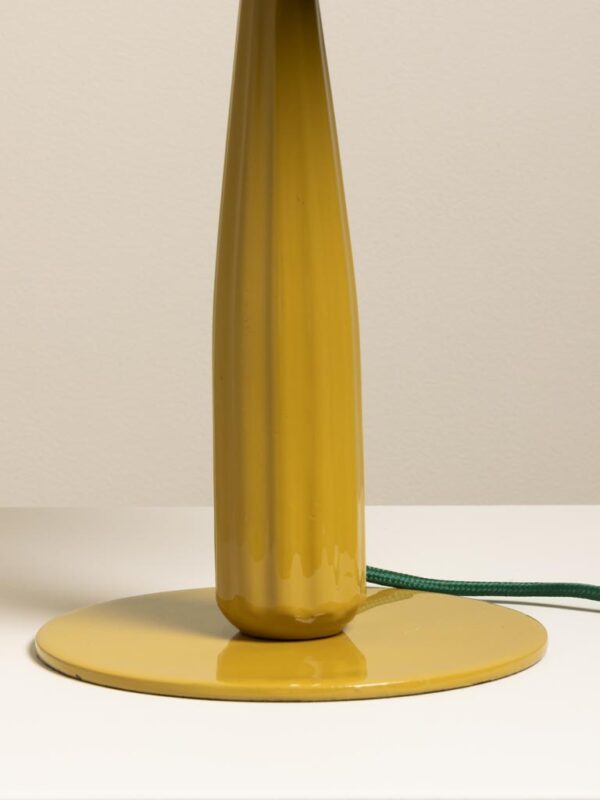 מנורת שולחן מתכת צהובה בסגנון רטרו