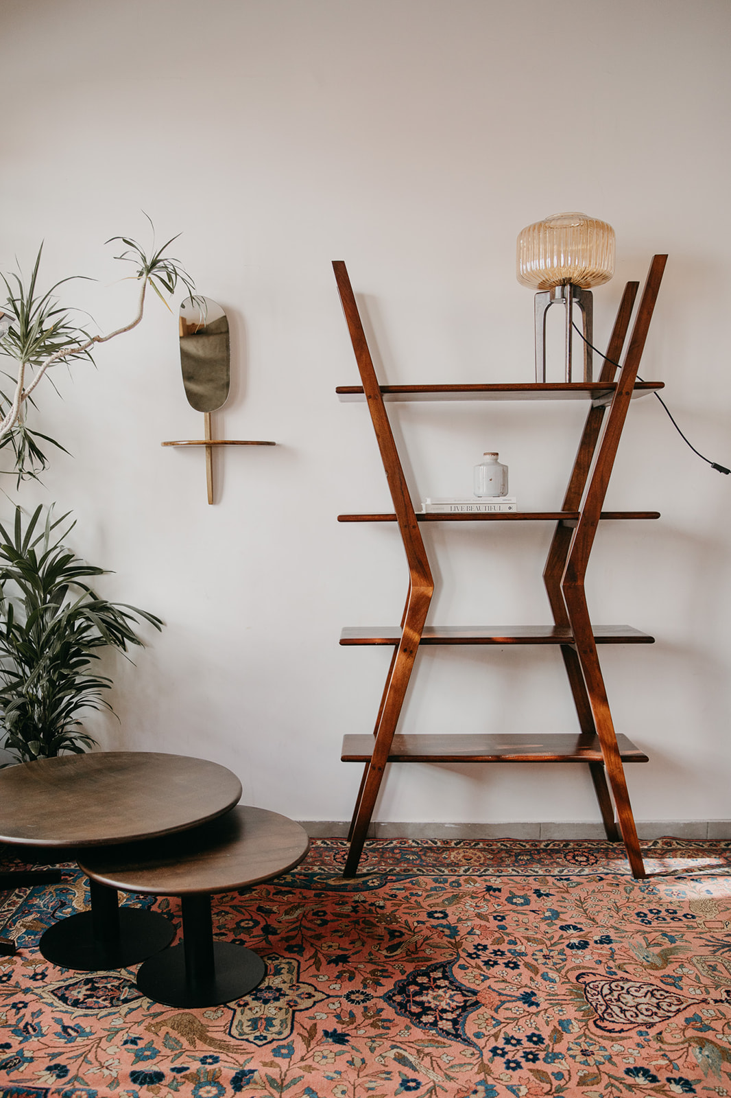 מדפים בסגנון רטרו אלגנטי ונקי מעץ מלא