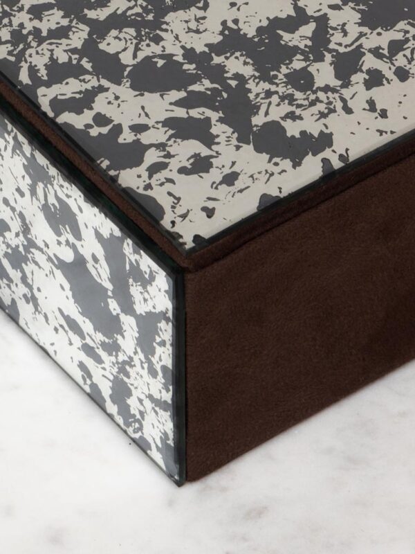 קופסא קטנה עם בציפוי מראה עתיקה